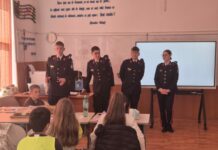 09:04 Elevi ai Colegiului Militar din Craiova, la Școala ”Sfântul Nicolae”. ”Un moment valoros pentru comunitatea noastră”