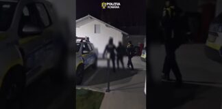 (VIDEO) Bărbat reținut după ce și-a amenințat o consăteancă și i-a distrus ușa locuinței, în Baia de Fier