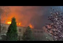 (VIDEO) Incendiu la Mănăstirea Bistrița: pompierii intervin de urgență pentru limitarea flăcărilor
